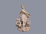 statue représentant une femme assise sur un rocher avec deux enfants