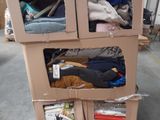 boîtes empilées dans un entrepôt