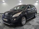 la petite voiture noire est garée dans une grande pièce