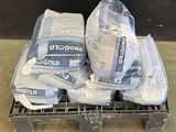 de nombreux sacs de nourriture posés sur une palette
