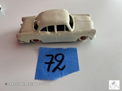 une petite voiture miniature avec une étiquette de prix posée sur la table