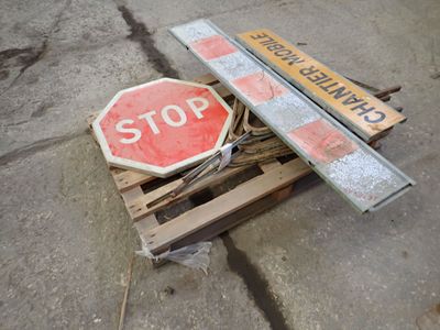 un panneau « Stop » renversé posé sur une palette