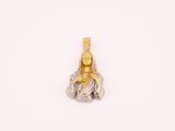 un pendentif représentant un Bouddha en argent et en or sur fond blanc