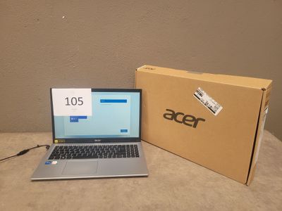 un ordinateur portable posé sur une table à côté d'une boîte
