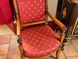 une chaise qui se trouve dans une pièce, à côté d'une armoire