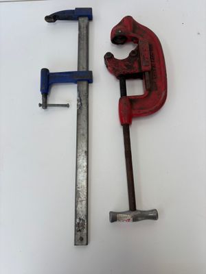 quelques outils posés sur une table