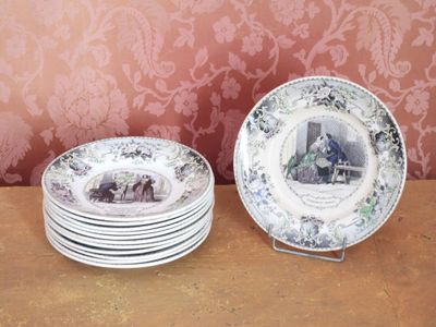 un grand nombre d'assiettes posées sur une table