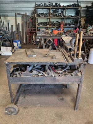 un établi avec de nombreux outils