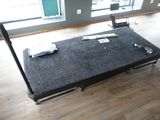 un canapé qui se trouve dans une pièce avec du parquet