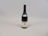 une bouteille de vin posée sur une table