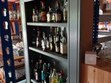 une grande armoire sur laquelle sont posées de nombreuses bouteilles