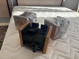 un lit avec un matelas et un coffre posé dessus