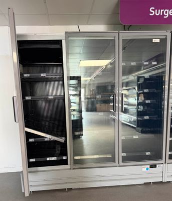 une grande vitrine au milieu d'un magasin
