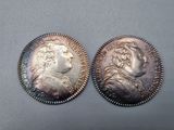 deux pièces d'argent sur lesquelles figurent les portraits d'un homme et d'une femme