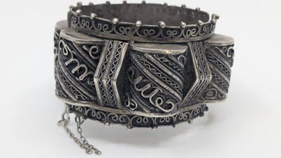 image d'un bracelet en argent avec une chaîne sur fond blanc