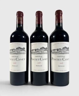 trois bouteilles de vin sont alignées sur une surface blanche
