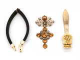 trois types de bijoux différents sur un fond blanc