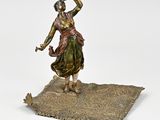 statue en bronze représentant une femme portant un panier sur la tête