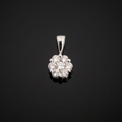 un pendentif en forme de grappe de diamants sur fond noir
