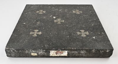 un livre noir orné d'un motif floral