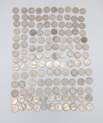 une pile de pièces d'argent posée sur une surface blanche