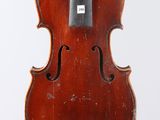 un vieux violon avec un archet accroché à son dos