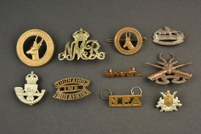 plusieurs types différents d'insignes militaires sur un fond gris