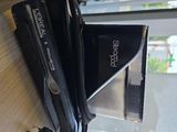 un sac noir posé sur une table près d'une fenêtre