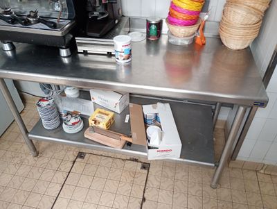 une table en acier inoxydable sur laquelle sont posés tout un tas d'objets