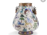 un vase orné d'un motif d'oiseau sur fond blanc