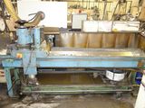 une machine qui travaille sur une pièce de métal