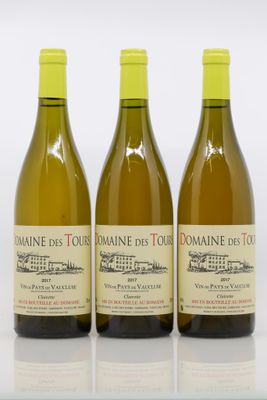 trois bouteilles de vin posées sur une table blanche
