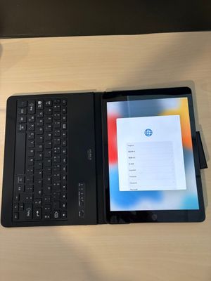 une tablette et un clavier posés sur une table