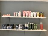 de nombreux types de produits de soins de la peau exposés dans les rayons