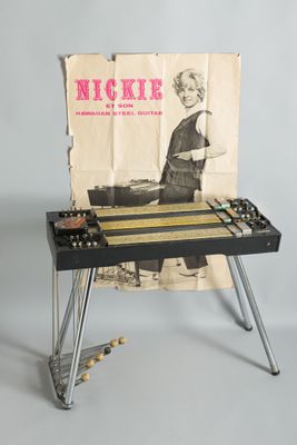 une table noire sur laquelle est posé un magazine