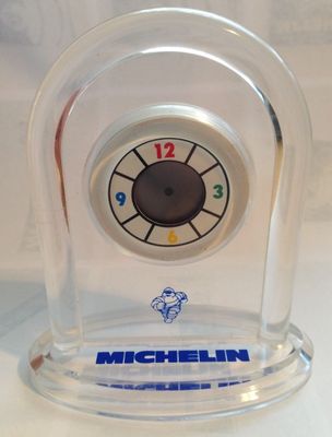une horloge transparente ornée d'un logo bleu et blanc