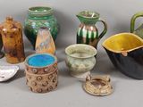 de nombreux types de vases différents posés sur une table