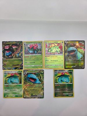 un ensemble de cartes Pokémon accrochées au mur d'une pièce