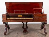 un vieux piano posé sur une table en bois