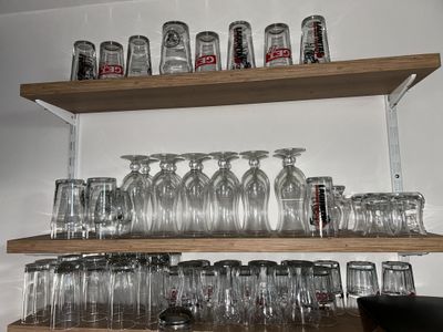 de nombreux verres sur les étagères de la cuisine