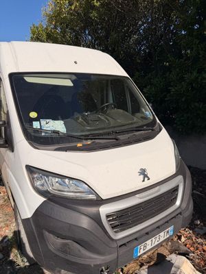 une camionnette blanche garée sur le bord de la route