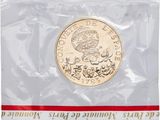 un gros plan d'une pièce de monnaie dans un sachet en plastique sur fond blanc