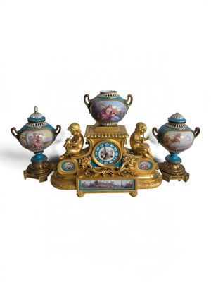 une horloge et trois vases posés sur une table
