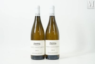 deux bouteilles de vin posées l'une à côté de l'autre sur une table