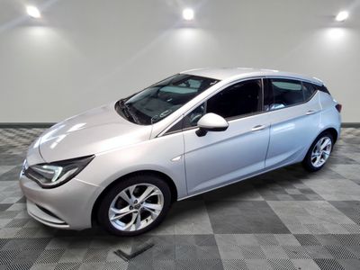 une voiture argentée est garée sur le sol à carreaux d'un garage