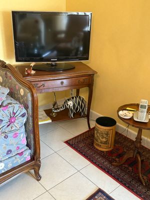 Téléviseur sur table à piétement cambré