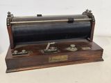 une machine à l'ancienne posée sur une table