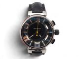 gros plan d'une montre sur une surface blanche