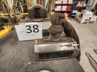 un objet métallique posé sur une table