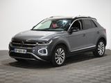 un SUV Volkswagen gris garé dans une pièce au sol carrelé